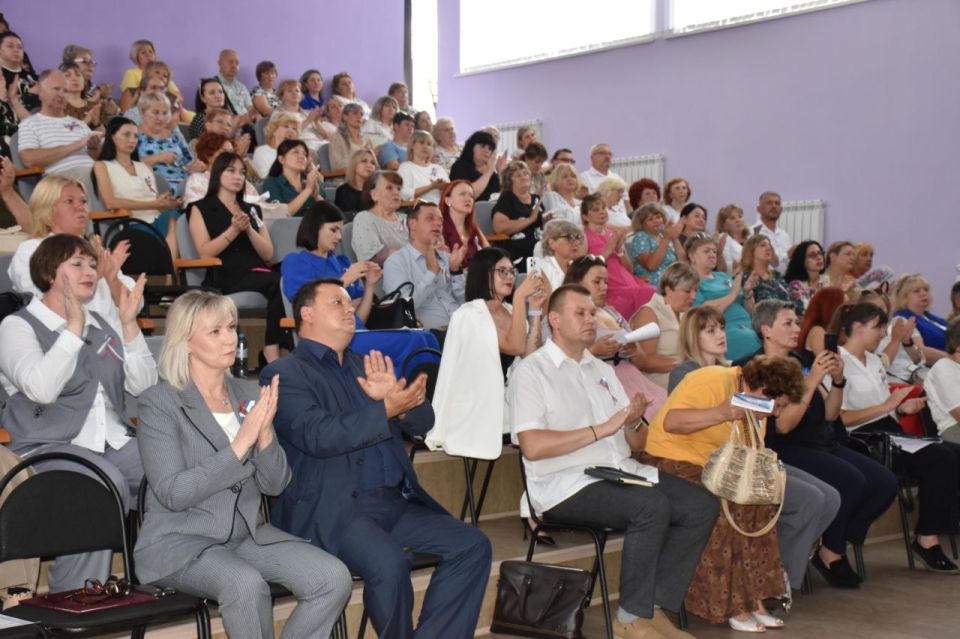 Председатель Совета городского округа города Брянки Наталья Волошина приняла участие в Августовской педагогической конференции Председатель Совета городского округа города Брянки Наталья Волошина приняла участие в Августовской педагогической конференции