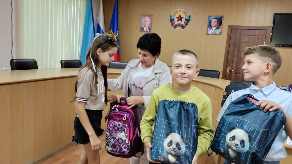Сегодня в Администрации городского округа город Ровеньки состоялось торжественное вручение подарков детям социальной категории в рамках акции «Собери ребенка в школу» Сегодня в Администрации городского округа город Ровеньки состоялось торжественное вручение подарков детям социальной категории в рамках акции «Собери ребенка в школу»