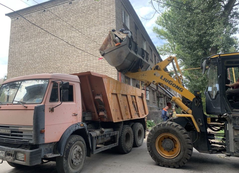 В Алчевске продолжается уборка мусора возле точек сбора коммунальных отходов и ликвидация несанкционированных свалок В Алчевске продолжается уборка мусора возле точек сбора коммунальных отходов и ликвидация несанкционированных свалок