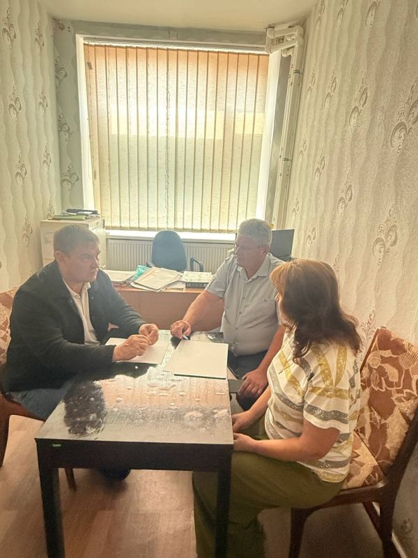Сегодня совместно с председателем Совета Меловского МО Геннадием Прищепой встретился с педагогическим коллективом Меловской школы Сегодня совместно с председателем Совета Меловского МО Геннадием Прищепой встретился с педагогическим коллективом Меловской школы