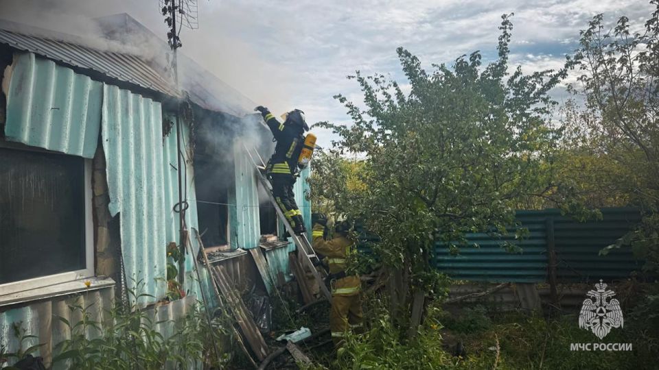 Спасатели МЧС России оперативно потушили жилой дом в Станично-Луганском районе Спасатели МЧС России оперативно потушили жилой дом в Станично-Луганском районе