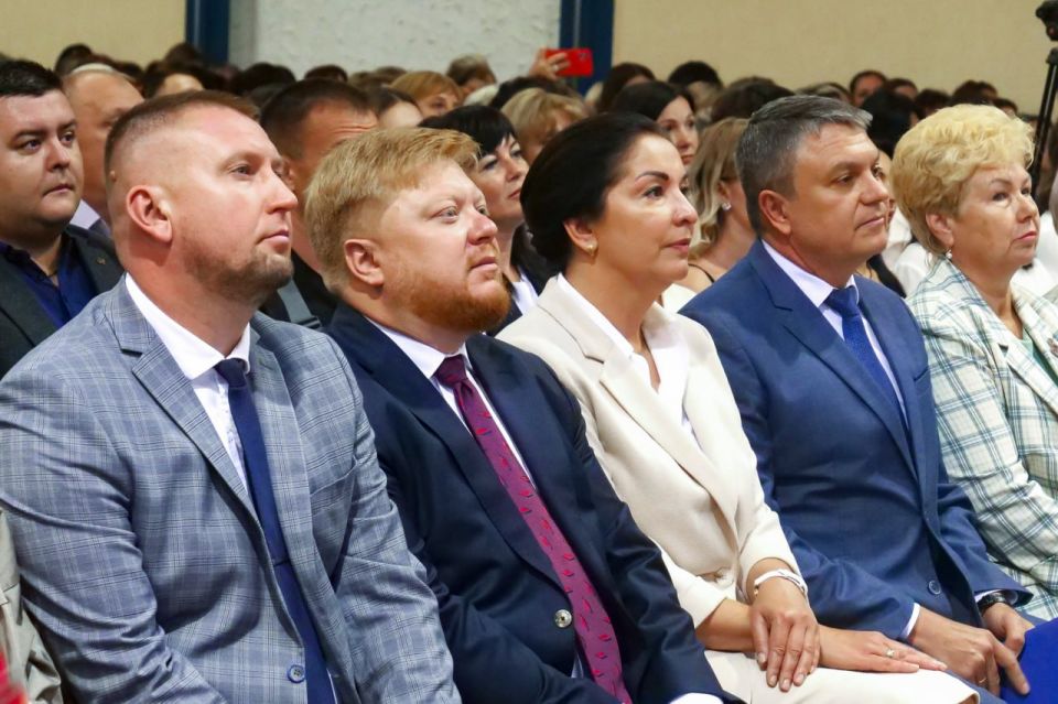 В Луганске прошло традиционное августовское педагогическое совещание В Луганске прошло традиционное августовское педагогическое совещание