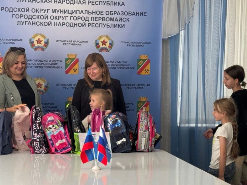 Сегодня в рамках проводимой акции " Собери ребёнка в школу " совместно с руководителями службы по делам семьи и детей вручила портфели и школьные принадлежности деткам, которые находятся под опекой Сегодня в рамках проводимой акции " Собери ребёнка в школу " совместно с руководителями службы по делам семьи и детей вручила портфели и школьные принадлежности деткам, которые находятся под опекой