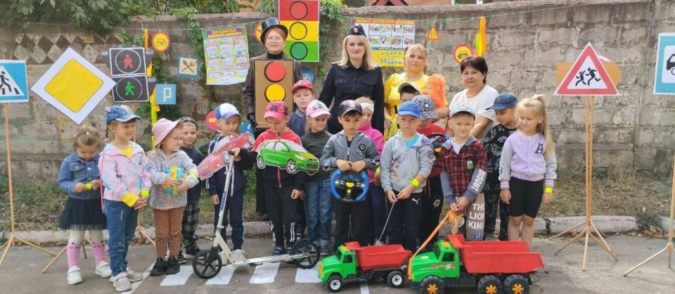 Урок безопасности: инспектор ГИБДД и сказочные герои в гостях у дошкольников