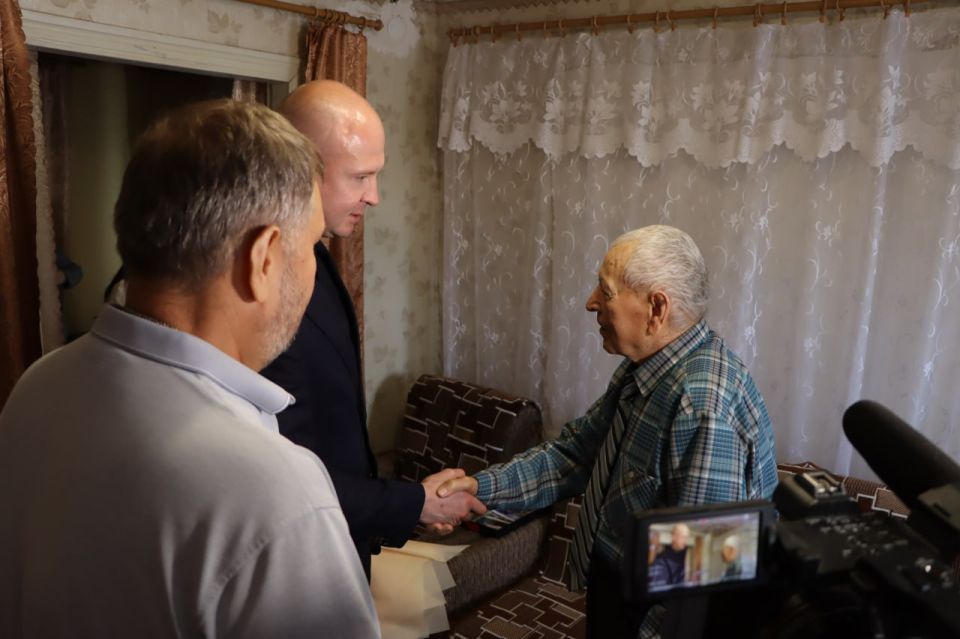 Евгений Бондарь: Завершился рабочий визит Председателя Правительства Удмуртской Республики Романа Ефимова в подшефный округ адресным посещением тех, чья судьба неразрывно связана с героическим прошлым нашей Родины Евгений Бондарь: Завершился рабочий визит Председателя Правительства Удмуртской Республики Романа Ефимова в подшефный округ адресным посещением тех, чья судьба неразрывно связана с героическим прошлым нашей Родины