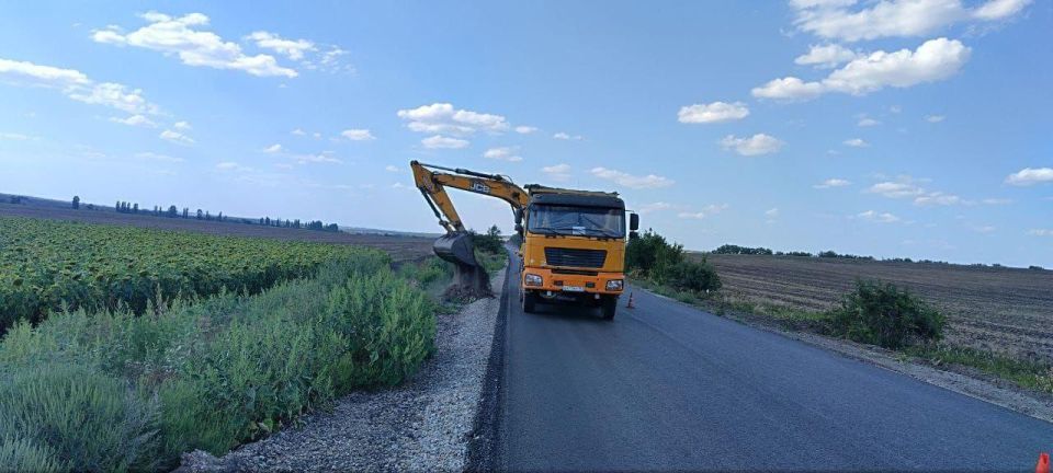 На участке дороги "Беловодск-Брусовка" укрепляют обочины на линии и остановках На участке дороги "Беловодск-Брусовка" укрепляют обочины на линии и остановках