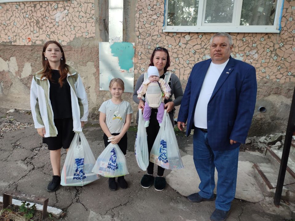 Сегодня в рамках акции "Собери ребёнка в школу" депутат от партии "Единая Россия " Шахов Игорь Викторович встретился с многодетной семьёй г. Вахрушево Иваницкой Дарьи Николаевны Сегодня в рамках акции "Собери ребёнка в школу" депутат от партии "Единая Россия " Шахов Игорь Викторович встретился с многодетной семьёй г. Вахрушево Иваницкой Дарьи Николаевны