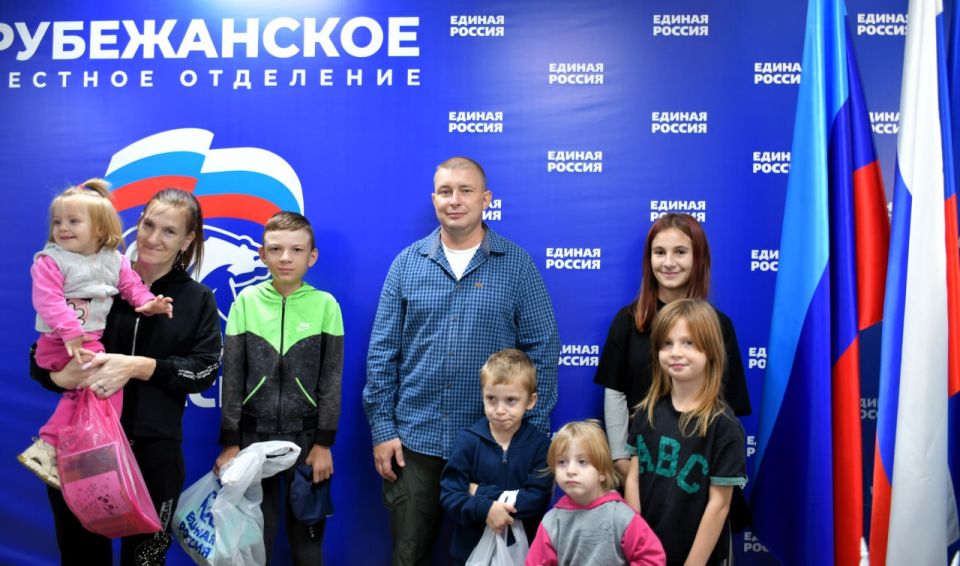 Евгений Шаталин: В ходе благотворительной акции «Собери ребёнка в школу», инициированной партией «Единая Россия» передал многодетной семье Шкута комплект школьных принадлежностей Евгений Шаталин: В ходе благотворительной акции «Собери ребёнка в школу», инициированной партией «Единая Россия» передал многодетной семье Шкута комплект школьных принадлежностей