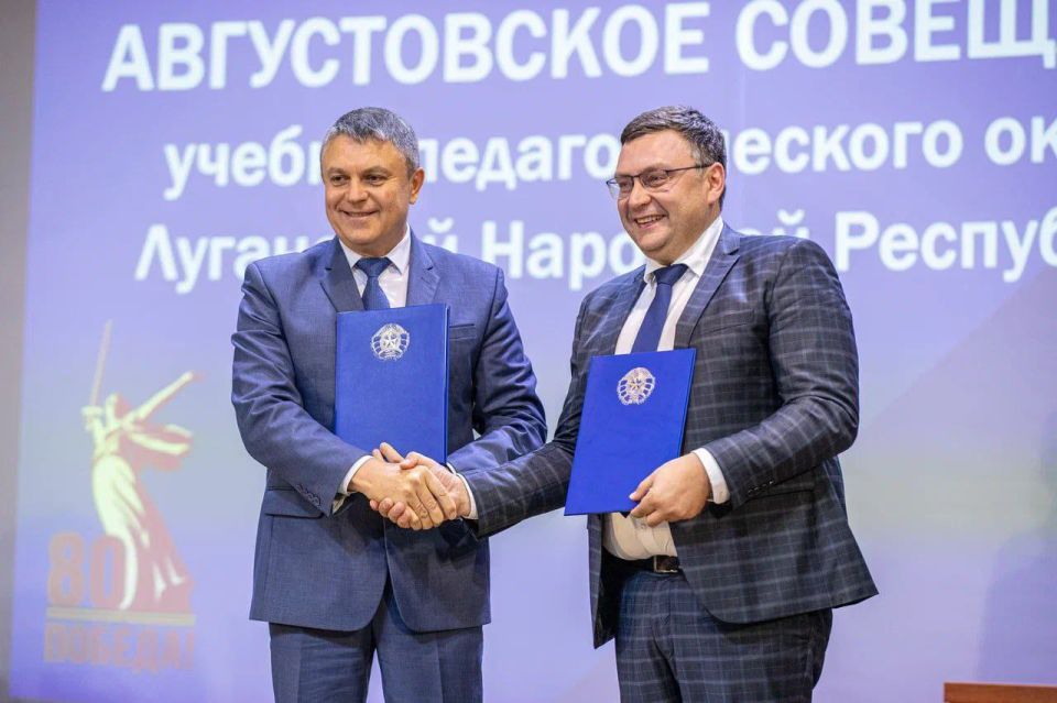 Глава ЛНР Леонид Пасечник и генеральный директор Центра знаний «Машук» Антон Сериков на состоявшемся в Луганске Августовском педагогическом совещании подписали соглашение о сотрудничестве между Республикой и Всероссийским... Глава ЛНР Леонид Пасечник и генеральный директор Центра знаний «Машук» Антон Сериков на состоявшемся в Луганске Августовском педагогическом совещании подписали соглашение о сотрудничестве между Республикой и Всероссийским...