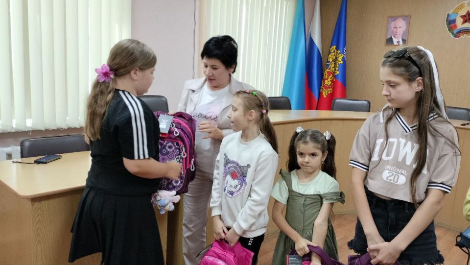 Сегодня в Администрации городского округа город Ровеньки состоялось торжественное вручение подарков детям социальной категории в рамках акции «Собери ребенка в школу» Сегодня в Администрации городского округа город Ровеньки состоялось торжественное вручение подарков детям социальной категории в рамках акции «Собери ребенка в школу»