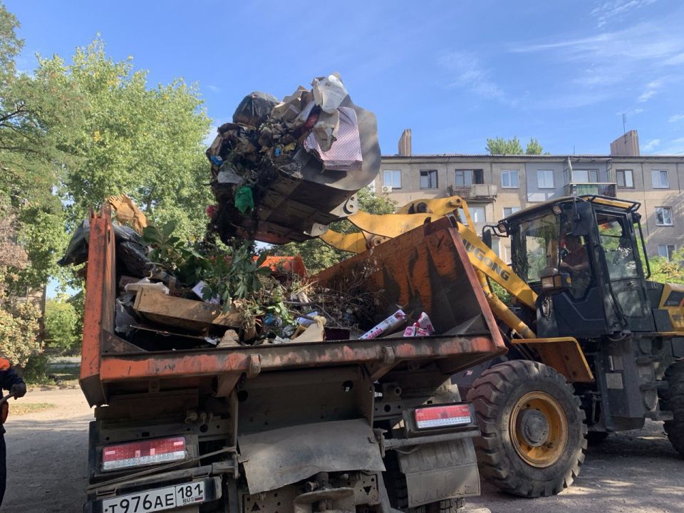 В Алчевске продолжается уборка мусора возле точек сбора коммунальных отходов и ликвидация несанкционированных свалок В Алчевске продолжается уборка мусора возле точек сбора коммунальных отходов и ликвидация несанкционированных свалок