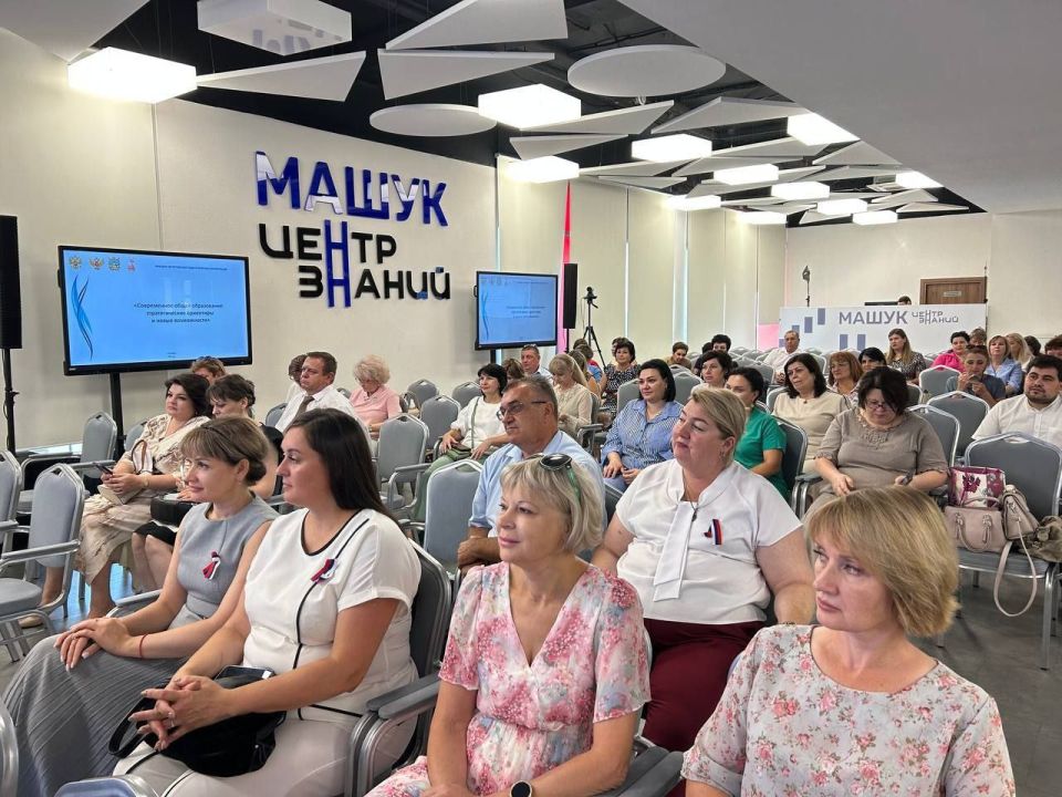 На краевой августовской педагогической конференции в г. Пятигорске, в которой приняли участие заместитель главы администрации Наталья Шаталова и заместитель начальник управления образования Анна Абдулова, активно обсуждалась... На краевой августовской педагогической конференции в г. Пятигорске, в которой приняли участие заместитель главы администрации Наталья Шаталова и заместитель начальник управления образования Анна Абдулова, активно обсуждалась...