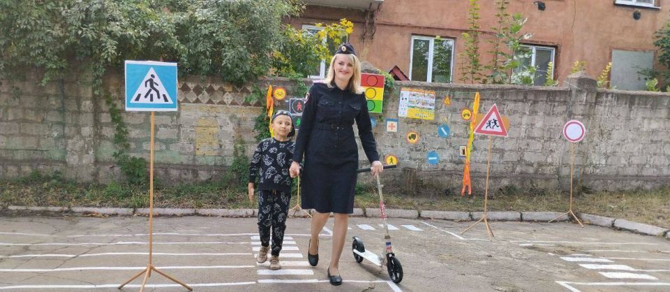 Урок безопасности: инспектор ГИБДД и сказочные герои в гостях у дошкольников Урок безопасности: инспектор ГИБДД и сказочные герои в гостях у дошкольников