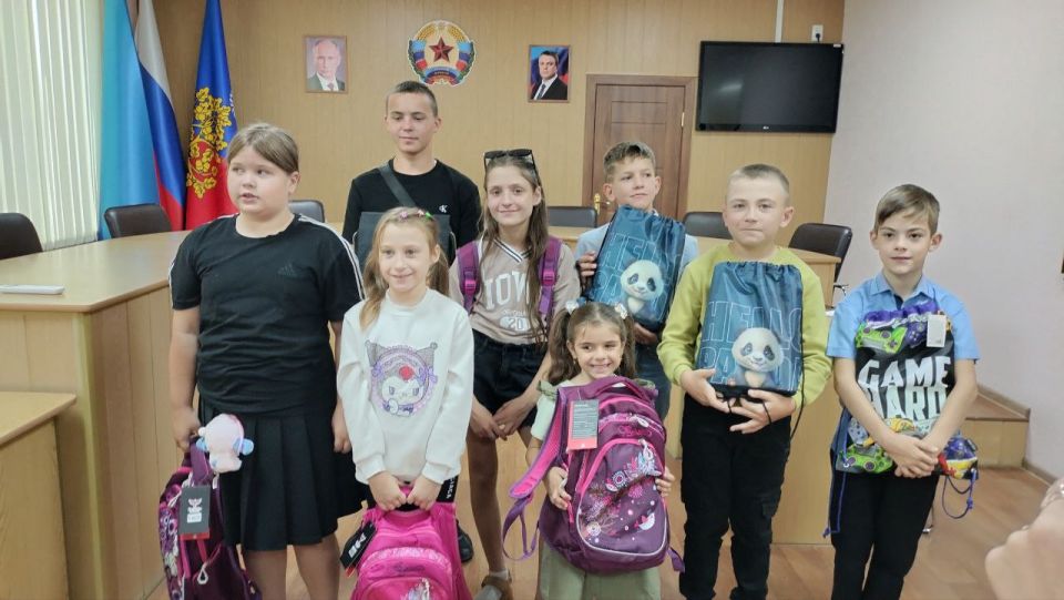 Сегодня в Администрации городского округа город Ровеньки состоялось торжественное вручение подарков детям социальной категории в рамках акции «Собери ребенка в школу» Сегодня в Администрации городского округа город Ровеньки состоялось торжественное вручение подарков детям социальной категории в рамках акции «Собери ребенка в школу»