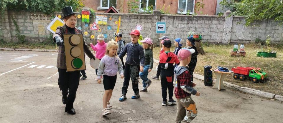 Урок безопасности: инспектор ГИБДД и сказочные герои в гостях у дошкольников Урок безопасности: инспектор ГИБДД и сказочные герои в гостях у дошкольников