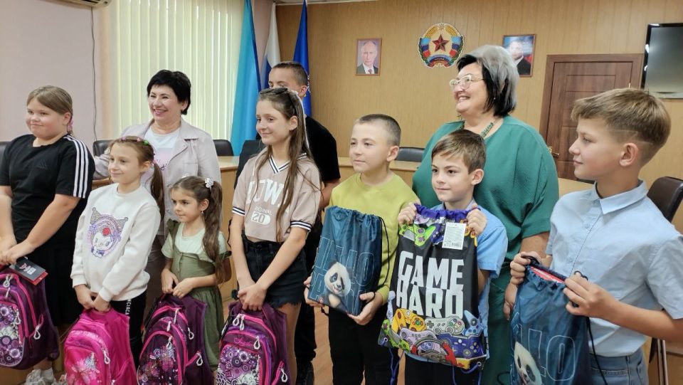 Сегодня в Администрации городского округа город Ровеньки состоялось торжественное вручение подарков детям социальной категории в рамках акции «Собери ребенка в школу» Сегодня в Администрации городского округа город Ровеньки состоялось торжественное вручение подарков детям социальной категории в рамках акции «Собери ребенка в школу»