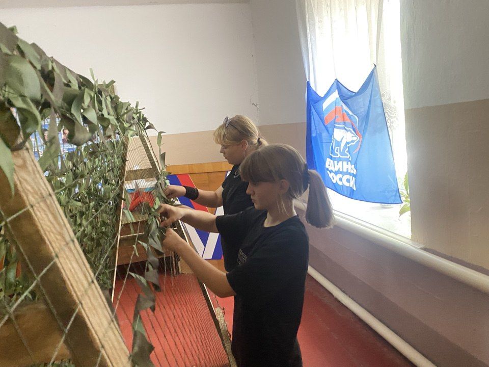 В селе Дьяково активисты «Единой России» провели мастер-класс по плетению маскировочных сетей для фронта в рамках акции «Zа Победу» В селе Дьяково активисты «Единой России» провели мастер-класс по плетению маскировочных сетей для фронта в рамках акции «Zа Победу»