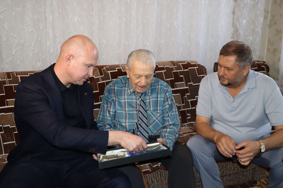 Евгений Бондарь: Завершился рабочий визит Председателя Правительства Удмуртской Республики Романа Ефимова в подшефный округ адресным посещением тех, чья судьба неразрывно связана с героическим прошлым нашей Родины Евгений Бондарь: Завершился рабочий визит Председателя Правительства Удмуртской Республики Романа Ефимова в подшефный округ адресным посещением тех, чья судьба неразрывно связана с героическим прошлым нашей Родины