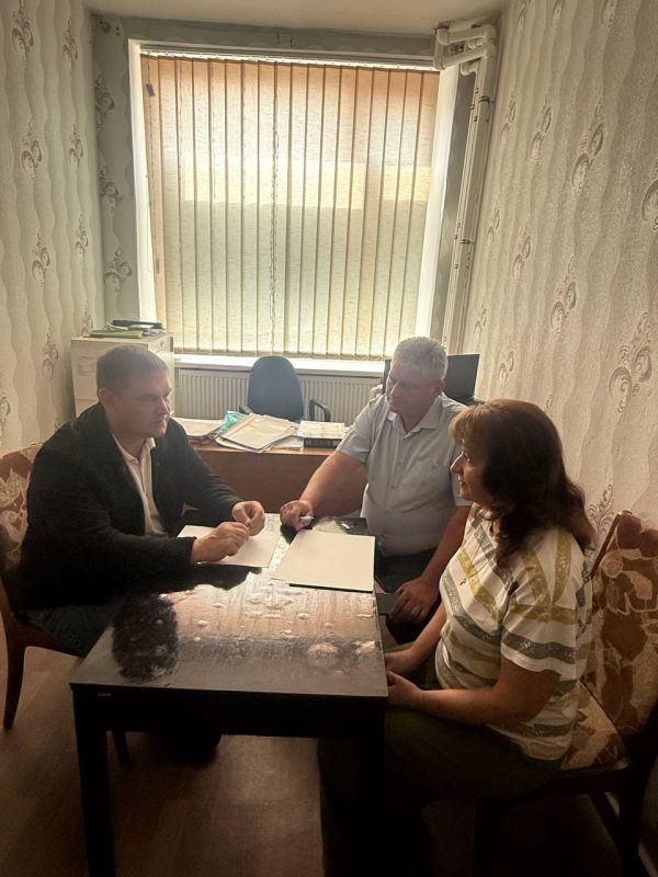 Сегодня совместно с председателем Совета Меловского МО Геннадием Прищепой встретился с педагогическим коллективом Меловской школы Сегодня совместно с председателем Совета Меловского МО Геннадием Прищепой встретился с педагогическим коллективом Меловской школы