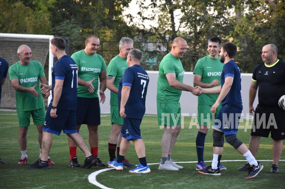 Команды Тюмени и Краснодона встретились на футбольном поле Команды Тюмени и Краснодона встретились на футбольном поле
