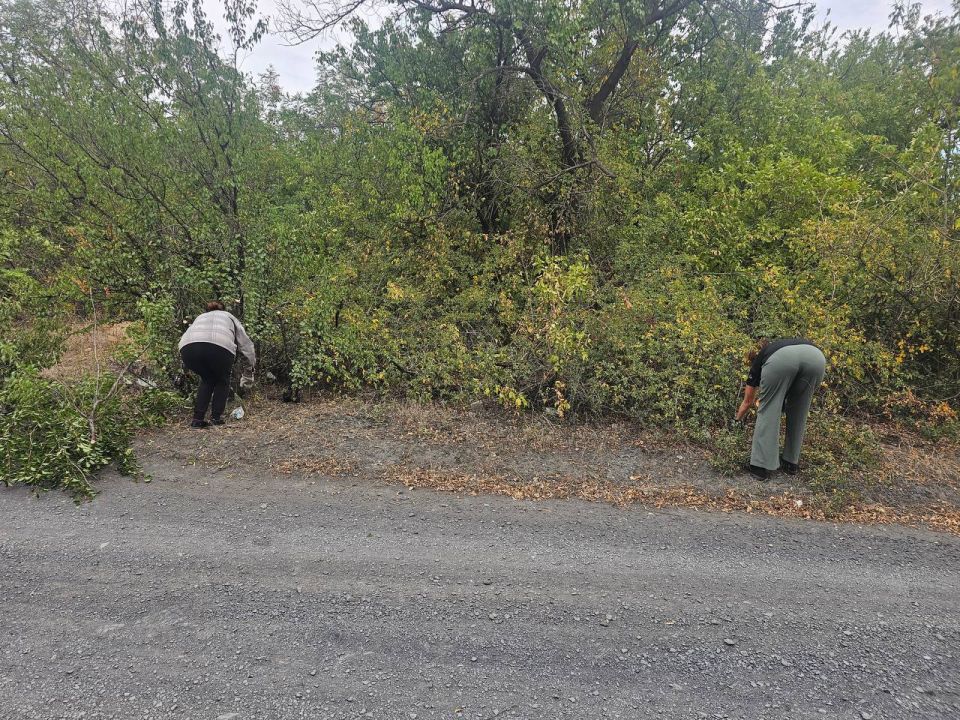 Сегодня, 26.08.2025, работниками МУП «ЖЭК» г. Ровеньки совместно с работниками отдела жизнеобеспечения пгт Дзержинский осуществляется благоустройство въезда на ул. Минская Сегодня, 26.08.2025, работниками МУП «ЖЭК» г. Ровеньки совместно с работниками отдела жизнеобеспечения пгт Дзержинский осуществляется благоустройство въезда на ул. Минская