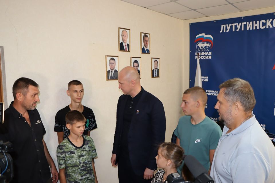 Евгений Бондарь: В преддверии начала нового учебного года вместе с Председателем Правительства Удмуртской Республики Романом Ефимовым приняли участие в ежегодной Всероссийской акции «Собери ребенка в школу» Евгений Бондарь: В преддверии начала нового учебного года вместе с Председателем Правительства Удмуртской Республики Романом Ефимовым приняли участие в ежегодной Всероссийской акции «Собери ребенка в школу»