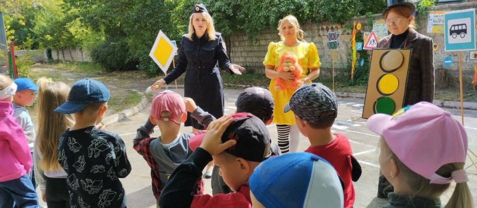 Урок безопасности: инспектор ГИБДД и сказочные герои в гостях у дошкольников Урок безопасности: инспектор ГИБДД и сказочные герои в гостях у дошкольников