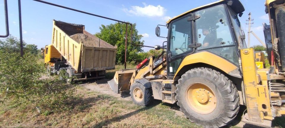На участке дороги "Беловодск-Брусовка" укрепляют обочины на линии и остановках На участке дороги "Беловодск-Брусовка" укрепляют обочины на линии и остановках