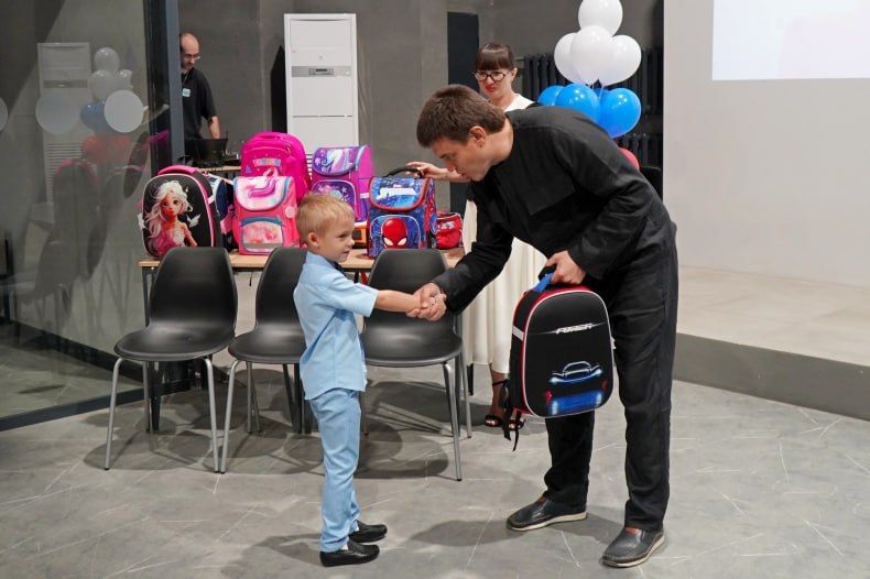 Также Андрей Валерьевич добавил, что «вручение портфелей - только часть того, чем помогает нам регион-шеф. Эта всесторонняя поддержка особенна ценна сейчас для нас, для Донбасса. Мы в ней действительно нуждаемся. Мы очень... Также Андрей Валерьевич добавил, что «вручение портфелей - только часть того, чем помогает нам регион-шеф. Эта всесторонняя поддержка особенна ценна сейчас для нас, для Донбасса. Мы в ней действительно нуждаемся. Мы очень...