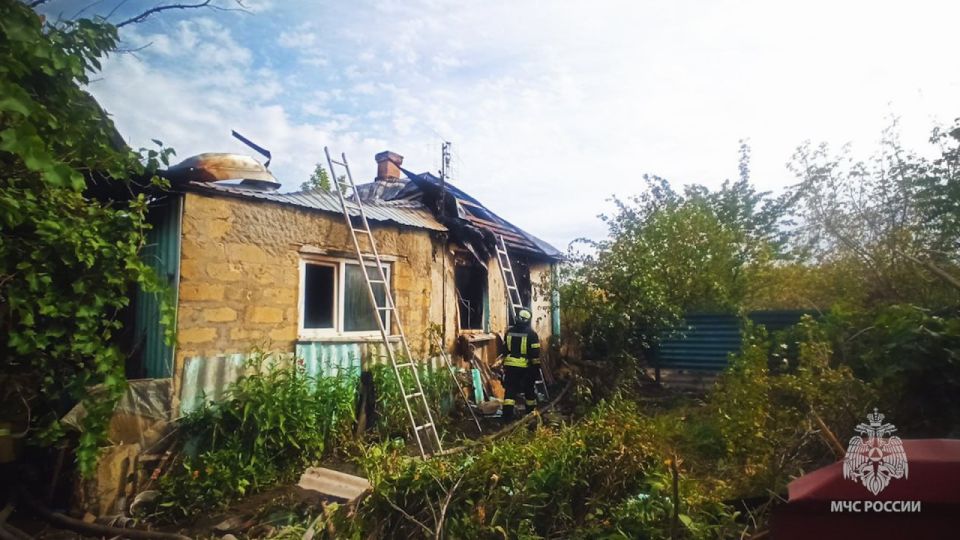 Спасатели МЧС России оперативно потушили жилой дом в Станично-Луганском районе Спасатели МЧС России оперативно потушили жилой дом в Станично-Луганском районе