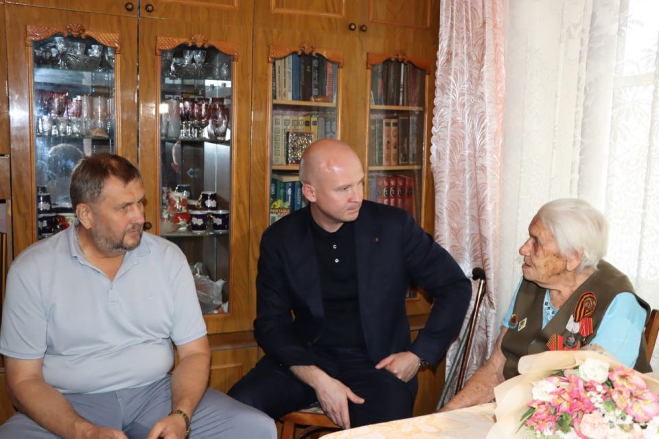 Евгений Бондарь: Завершился рабочий визит Председателя Правительства Удмуртской Республики Романа Ефимова в подшефный округ адресным посещением тех, чья судьба неразрывно связана с героическим прошлым нашей Родины Евгений Бондарь: Завершился рабочий визит Председателя Правительства Удмуртской Республики Романа Ефимова в подшефный округ адресным посещением тех, чья судьба неразрывно связана с героическим прошлым нашей Родины