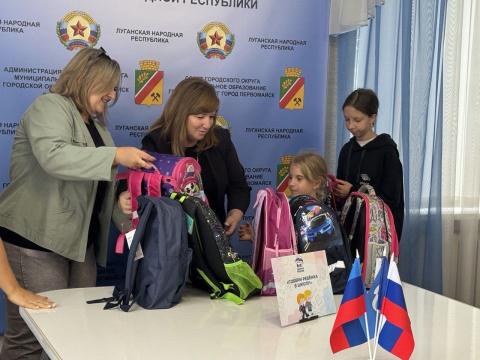 Сегодня в рамках проводимой акции " Собери ребёнка в школу " совместно с руководителями службы по делам семьи и детей вручила портфели и школьные принадлежности деткам, которые находятся под опекой Сегодня в рамках проводимой акции " Собери ребёнка в школу " совместно с руководителями службы по делам семьи и детей вручила портфели и школьные принадлежности деткам, которые находятся под опекой