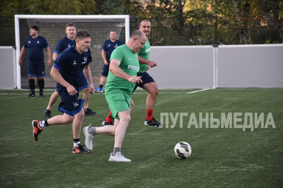 Команды Тюмени и Краснодона встретились на футбольном поле Команды Тюмени и Краснодона встретились на футбольном поле