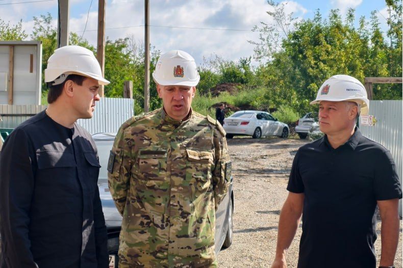 Михаил Михайлович проверил, как выполняется кирпичная кладка стен и перегородок, плит перекрытия, утепление здания, стяжка пола, оштукатуривание стен технических помещений цокольного этажа Михаил Михайлович проверил, как выполняется кирпичная кладка стен и перегородок, плит перекрытия, утепление здания, стяжка пола, оштукатуривание стен технических помещений цокольного этажа