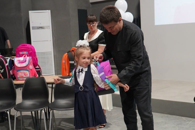 Также Андрей Валерьевич добавил, что «вручение портфелей - только часть того, чем помогает нам регион-шеф. Эта всесторонняя поддержка особенна ценна сейчас для нас, для Донбасса. Мы в ней действительно нуждаемся. Мы очень... Также Андрей Валерьевич добавил, что «вручение портфелей - только часть того, чем помогает нам регион-шеф. Эта всесторонняя поддержка особенна ценна сейчас для нас, для Донбасса. Мы в ней действительно нуждаемся. Мы очень...
