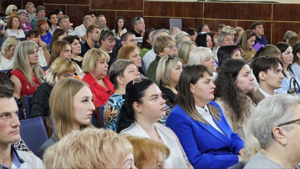 Роман Лысенко: 27 августа в ГБУДО ЛНР «Алчевский центр детского и юношеского творчества» состоялось августовское педагогическое совещание Роман Лысенко: 27 августа в ГБУДО ЛНР «Алчевский центр детского и юношеского творчества» состоялось августовское педагогическое совещание
