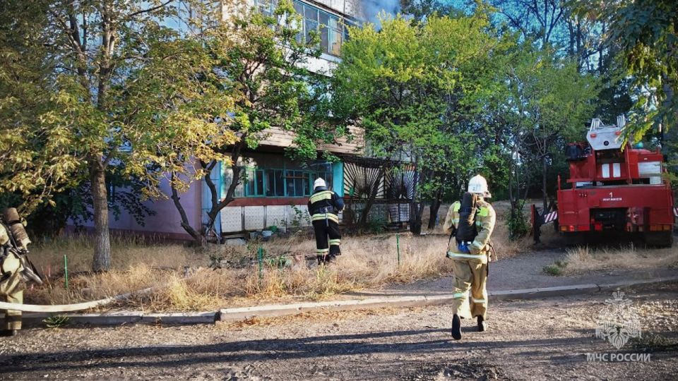 Спасатели МЧС России ликвидировали пожар в луганской многоэтажке Спасатели МЧС России ликвидировали пожар в луганской многоэтажке