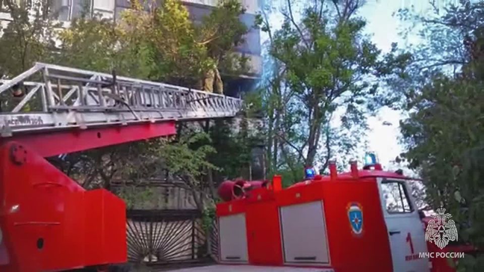Спасатели МЧС России ликвидировали пожар в луганской многоэтажке