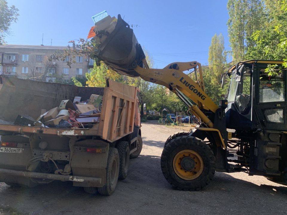 В Алчевске продолжается уборка мусора возле точек сбора коммунальных отходов и ликвидация несанкционированных свалок В Алчевске продолжается уборка мусора возле точек сбора коммунальных отходов и ликвидация несанкционированных свалок