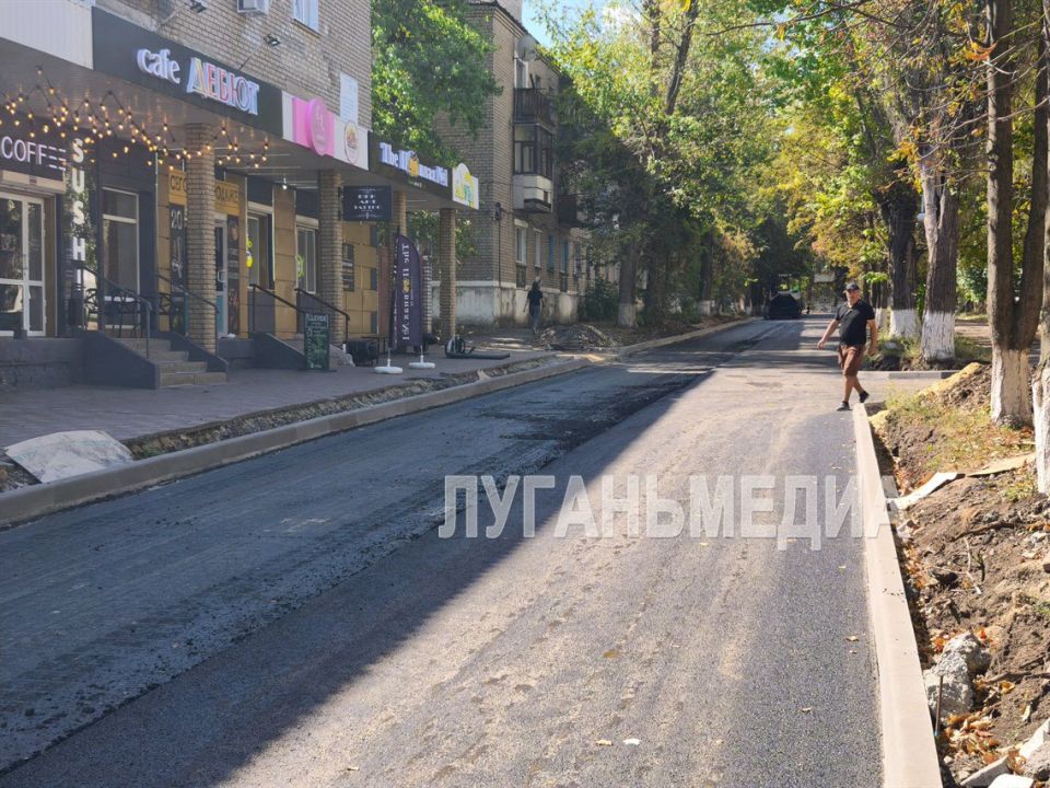 В Молодогвардейске ремонтируют дорогу по улице Ленина В Молодогвардейске ремонтируют дорогу по улице Ленина