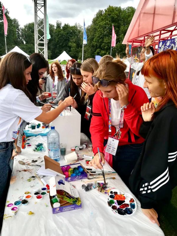 Делегация детей из ЛНР вернулась с Международного детского культурного форума, который объединил почти 2 тысячи участников из 89 регионов России и 17 зарубежных стран! Делегация детей из ЛНР вернулась с Международного детского культурного форума, который объединил почти 2 тысячи участников из 89 регионов России и 17 зарубежных стран!