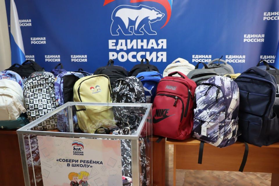 В Лутугинском местном отделении партии «Единая Россия» в рамках акции «Собери ребенка в школу» Председатель Правительства Удмуртской Республики Роман Ефимов лично вручил рюкзаки школьникам округа, тем самым поддержав семьи... В Лутугинском местном отделении партии «Единая Россия» в рамках акции «Собери ребенка в школу» Председатель Правительства Удмуртской Республики Роман Ефимов лично вручил рюкзаки школьникам округа, тем самым поддержав семьи...