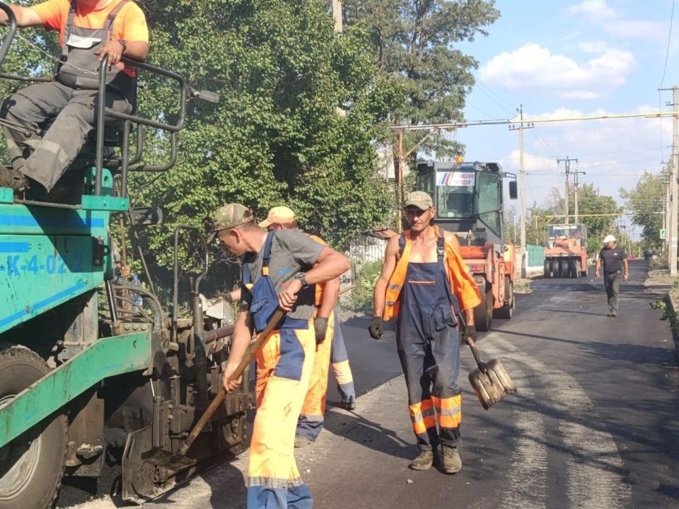 В Лозовском начали укладывать новое дорожное покрытие на улице Октябрьской В Лозовском начали укладывать новое дорожное покрытие на улице Октябрьской
