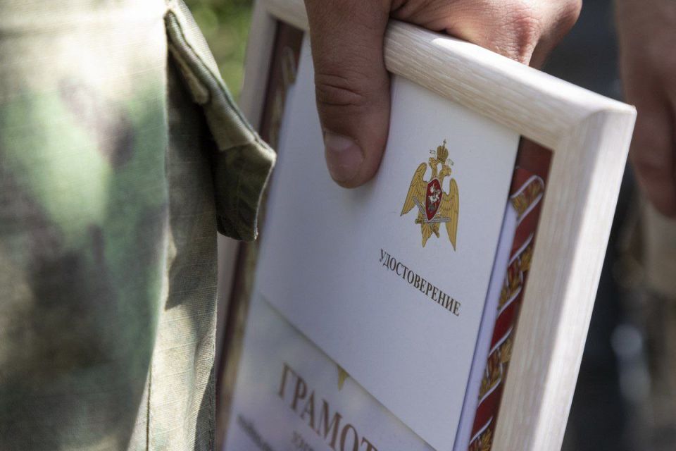 Медаль «За спасение». Ведомственных наград в преддверии Дня военного медика удостоены росгвардейцы, оказавшие помощь участникам серьезного ДТП под Луганском Медаль «За спасение». Ведомственных наград в преддверии Дня военного медика удостоены росгвардейцы, оказавшие помощь участникам серьезного ДТП под Луганском