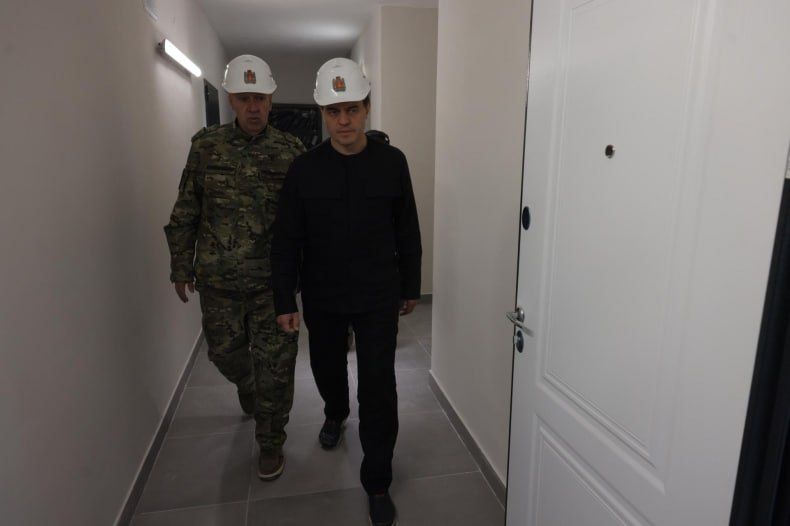 «Каждый приезд вижу, как наполнены уже отремонтированные пространства, особенно где занимаются дети. Пока их отцы на передовой, сибиряки вместе со всей страной продолжают помогать создавать условия для возвращения новых... «Каждый приезд вижу, как наполнены уже отремонтированные пространства, особенно где занимаются дети. Пока их отцы на передовой, сибиряки вместе со всей страной продолжают помогать создавать условия для возвращения новых...