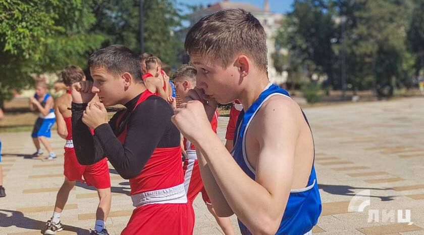 Городской фестиваль бокса, приуроченный к Международному дню бокса, собрал около 40 воспитанников городских спортивных школ возрастом от 13 до 17 лет в луганском в сквере имени Героев «Молодой гвардии» Городской фестиваль бокса, приуроченный к Международному дню бокса, собрал около 40 воспитанников городских спортивных школ возрастом от 13 до 17 лет в луганском в сквере имени Героев «Молодой гвардии»