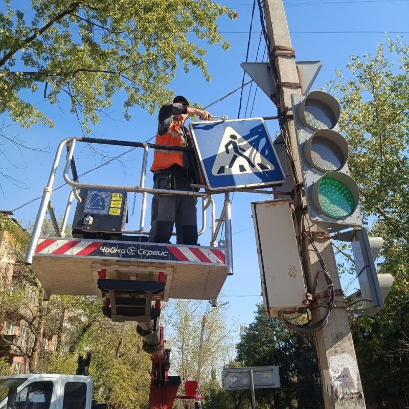 Коммунальные службы проводят работы на территории города Коммунальные службы проводят работы на территории города