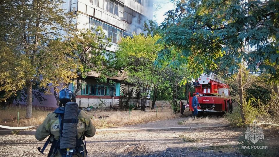 Спасатели МЧС России ликвидировали пожар в луганской многоэтажке Спасатели МЧС России ликвидировали пожар в луганской многоэтажке