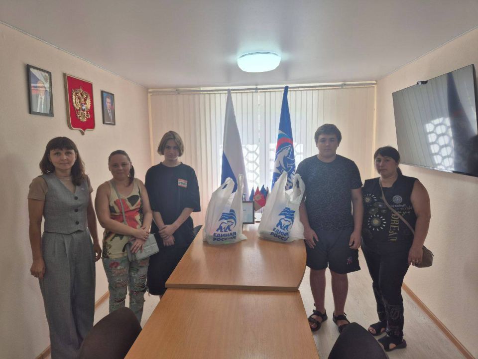 Максим Величко: Сегодня в Алчевске принял участие во всероссийской акции «Собери ребёнка в школу», организованной партией «Единая Россия» Максим Величко: Сегодня в Алчевске принял участие во всероссийской акции «Собери ребёнка в школу», организованной партией «Единая Россия»