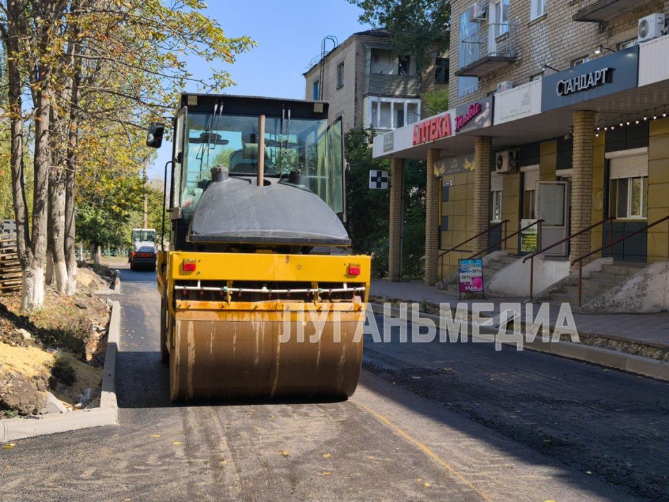 В Молодогвардейске ремонтируют дорогу по улице Ленина В Молодогвардейске ремонтируют дорогу по улице Ленина